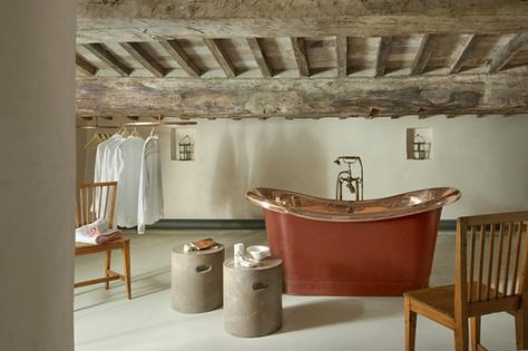 ITALIAN INTERIORS | 3 amazing Tuscan interiors Style Toscan, Tuscan Interior, Hotels In Tuscany, Interior Design Blogs, Beautiful Bathtubs, Architecture Renovation, Bathroom Luxury, Rustic Luxe, Italian Interior