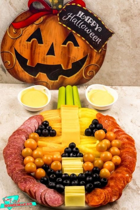 Halloween Food Dinner, Honey Mustard Dipping Sauce, Fruit Trays, Mustard Dipping Sauce, Family Snacks, Easy Holidays Crafts, Fun Halloween Food, Homemade Crackers, Rainbow Fruit