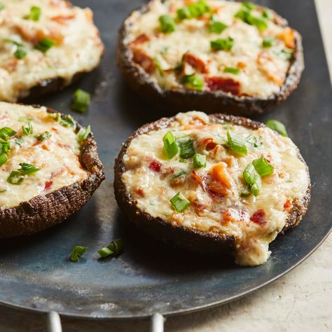 Think of these loaded portobello mushrooms as a low-carb version of a stuffed potato--Cheddar cheese, sour cream, scallions and bacon melted into portobello mushroom caps for a delicious and satisfying dinner. Serve them with a green salad to round out the meal. Portobello Mushroom Dinner, Loaded Recipes, Mushroom Dinner, Portabella Mushroom, Stuffed Vegetables, Portobello Mushroom Recipes, Food Dinners, Stuffed Potato, Mushroom Caps