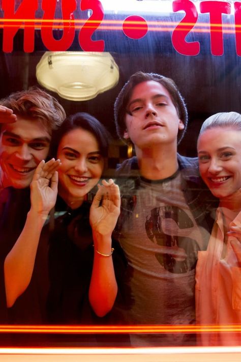 Sprouse Cole, Cole Sprouse Shirtless, Riverdale Season 2, Riverdale Netflix, Riverdale Poster, Cole Sprouse Funny, Riverdale Characters, Aesthetic Header, Riverdale Aesthetic