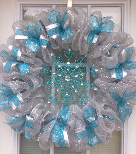 Deco Mesh Crafts, Making Mesh Wreaths, Deco Mesh Wreaths Tutorials, Silver Wreath, Tulle Wreath, Snowflake Wreath, Mesh Wreath Tutorial, Wreath Project, Mesh Wreath Diy