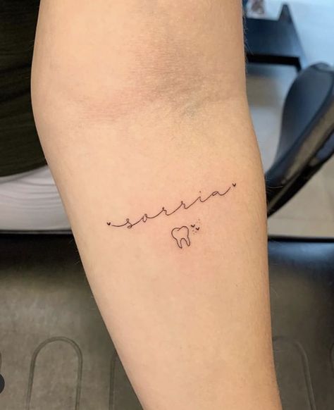 Doctor Tattoo, Tooth Tattoo, Brain Tattoo, Mommy Tattoos, Writing Tattoos, Cute Tiny Tattoos, Small Tattoos For Guys, Discreet Tattoos, Tattoo Feminina