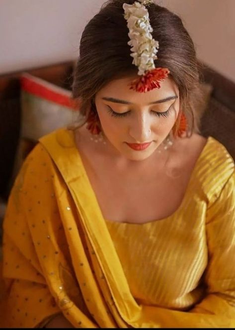 Simple Haldi Outfit Ideas For Bride, Simple Haldi Hairstyle, Simple Haldi Bride, Haldi Look For Bride In Saree, Simple Haldi Ceremony Outfit For Bride, Haldi Makeup Look Simple, Haldi Makeup Look For Bride, Simple Haldi Look For Bride, Haldi Hairstyles For Bride