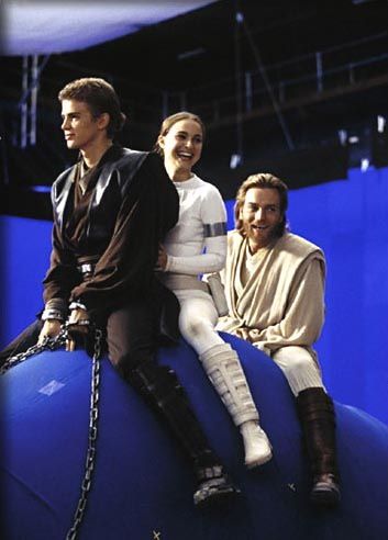 Hayden, Natalie, and Ewan on the set of Star Wars episode 2. Natalie Portman Padme, Star Wars Episode 2, Anakin Obi Wan, Star Wars Behind The Scenes, Star Wars Meme, Star Wars Cast, Star Wars Anakin, Septième Art, Attack Of The Clones