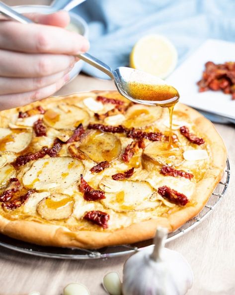 Honey Pizza, Garlic Pizza, Healthy Honey, Pizza Sauce Recipe, Raw Potato, Fitness Guide, New Pizza, Garlic Cheese, Sun Dried Tomatoes