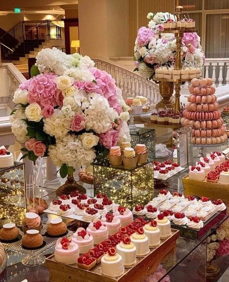 Quince Food Ideas Dessert Tables, Aesthetic Dessert Table, Mehndi Dessert Table, Dessert Buffet Birthday, Fancy Dessert Table, Pastries Buffet, Desserts Table, Decoration Buffet, Catering Buffet