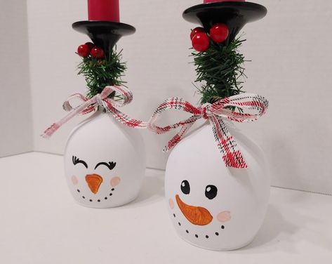 Christmas Snowmen Centerpiece - Etsy Wine Glass Christmas Crafts, Glass Crafts Diy, Wine Glass Christmas, Wine Glass Candle Holder, Glass Tealight Candle Holders, Wine Glass Candle, Christmas Decorations Easy, Wine Glass Crafts, Handmade Christmas Crafts