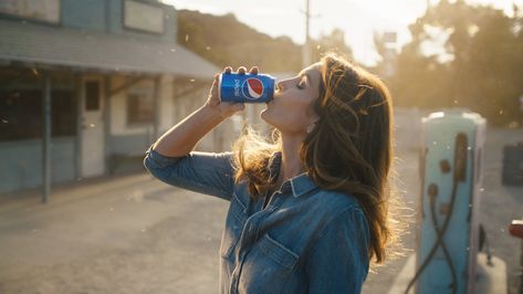 Cindy Crawford recreates her iconic Pepsi Superbowl ad Cindy Crawford Pepsi, Pepsi Commercial, Super Bowl 52, Presley Gerber, Pepsi Ad, Super Bowl Commercials, Common Sense Media, Brand Pop, Chris Pratt