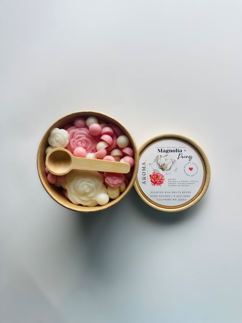 Magnolia + Peony Wax Melt Beads are a perfect gift for yourself or a loved one! Our wax melts beads are made with 100% natural coconut wax and high quality fragrance oils (phthalate free), 100% Vegan, natural and eco-friendly. Each kraft cup contains 6. 5 oz | 184 g in total of wax melts. Notes: Pineapple, Sage,Anise, Sugar, Green Leave, Cedar, Chamomile & Palm. Warning: To prevent fire or injury: Remove packaging before use. Use only in tea-light warmers or ULlisted electric warmers approved fo Wax Melt Logo Ideas, Wax Melt Packaging Ideas Eco, Mini Wax Melts, Wax Melt Gift Box Ideas, Wax Melt Display Craft Show, Cute Wax Melts, Wax Melt Packaging Ideas, Wax Melt Display, Candle Display Retail