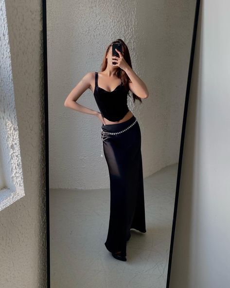 Black Skirt Outfit Party, Black Silk Skirt Outfit, Long Black Skirt Outfit, Maxi Skirt High Waisted, Silk Skirt Outfit, Black Long Skirt, Black Skirt Outfits, Skirt Aesthetic, Long Skirt Summer