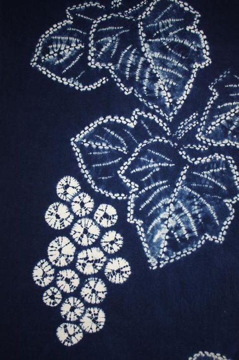 Cyanotype Inspiration, Shibori Textiles, Shibori Diy, Diy Tie Dye Designs, Tie Dye Bedding, Fabric Dyeing Techniques, Shibori Designs, Diy Dye, Haori Jacket