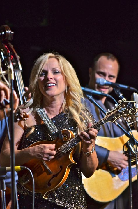 The Queen of Bluegrass Rhonda Vincent returns to Starlite Theatre in Branson as the special musical guest of Larry's Country Diner on September 23, 2014  www.starlitetheatre.com Rhonda Vincent, Women In Music, Country Music Singers, September 23, Career Goals, The Queen, Country Music, Singers, Diner