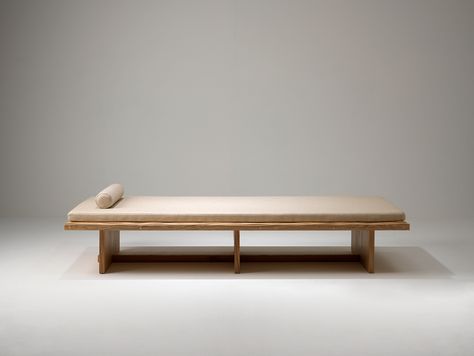 Japanese Daybed, Bedroom Japanese Style, Japanese Bed, Diy Daybed, Minimalist Bed, Wood Daybed, Wood Furniture Design, Japanese Furniture, Banquette Seating