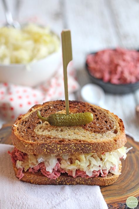 Vegan Reuben, Jackfruit Sandwich, Vegan Sandwich Recipes, Jackfruit Recipes, Thousand Island, Sandwich Bar, Thousand Island Dressing, Vegan Burgers, Vegan Sandwich