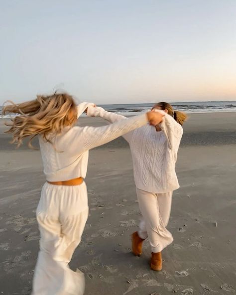 Coastal Girl, Charleston Style, Fall Beach, Fun Pics, Coastal Granddaughter, 사진 촬영 포즈, Beach Friends, Beach Pics, Samos