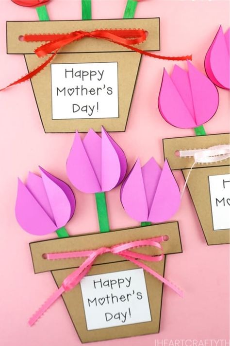 Show your mom how much you appreciate her this mother's day with these cute crafts! Nothing says I love you more than a handmade gift! Easy Mother's Day Crafts, Diy Mother's Day Crafts, Easy Homemade Gifts, Homemade Mothers Day Gifts, Mother's Day Crafts, Bible Crafts For Kids, Unique Mothers Day Gifts, Diy Mothers Day Gifts, Paper Flowers Craft