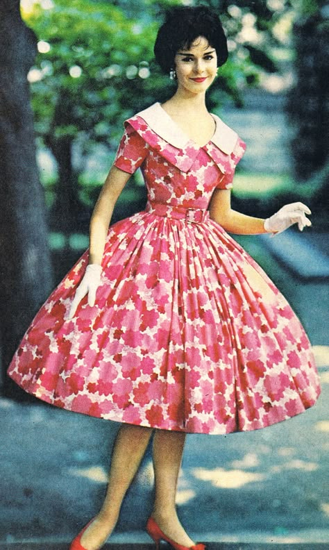 pretty floral dress - McCalls 1959 Botton Down Dress, Pretty Floral Dress, 50s Fashion Dresses, 50's Fashion, Casual Attire For Women, Gaun Fashion, Fifties Fashion, Rockabilly Style, Glamour Dress