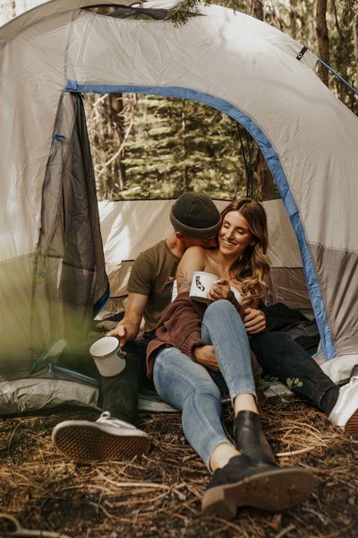 How To Set Up A Tent | Tent Camping Hacks Tent Engagement Photos, Camping Photo Ideas, Camping Engagement Photos, Engagement Photo Shoot Ideas, Wedding Colour Palettes, Camping Photoshoot, Fab Mood, Couple Camping, Couples Camping