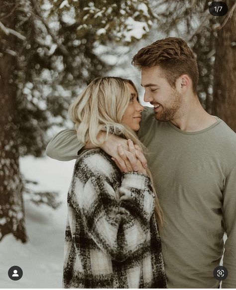 Winter Session Photography, Hot Chocolate Photoshoot Couple, Snow Mini Session, Christmas Tree Farm Couples Photos, Adult Family Christmas Pictures, Snow Photography Couples, Engagement Winter Photos, Couples Photoshoot Poses Winter, Snowy Family Pictures