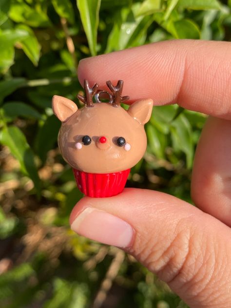 Easy Christmas Clay Ideas, Polymer Clay Figures Easy, Fimo Ideas Easy, Cute Clay Things, Christmas Polymer Clay Ideas, Reindeer Clay, Clay Reindeer, Ceramic Plates Art, Kawaii Polymer Clay