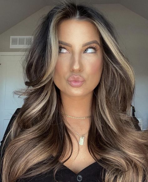 Hair Color Ideas For Brunettes With Curtain Bangs, Fall Hair Colors Medium Brown, Money Piece Hair 2023, Brunette Hair Color With Highlights 2023, Peekaboo Highlights Blonde Brown, Brown Hair Smokey Highlights, Bronde Melt Hair, Bayalage Brunette 2023, Long Hair With Layers Highlights