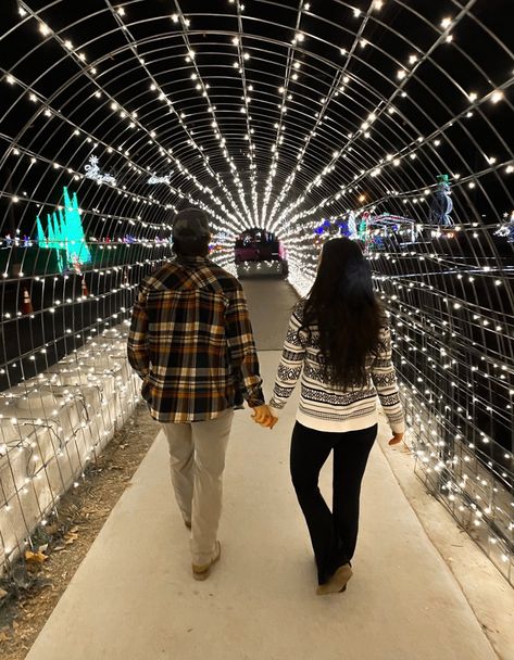 Christmas Lights Pics With Boyfriend, Couple Poses Christmas Lights, Christmas Light Photo Ideas, Christmas Lights Photoshoot Couple, Couple Christmas Light Pictures, Christmas Lights With Boyfriend, Christmas Light Couple Photos, Couples Christmas Lights Pictures, Christmas Lights Couple Pictures