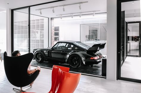 elferspot | The Ultimate Dream Dwelling of Every Car Lover Car In Living Room, Stunning Houses, Vintage Car Garage, Industrial Loft Design, Dream House Aesthetic, Garage Design Interior, Holland House, Inside A House, Cool Garages