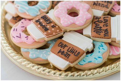 Cookies Gender Reveal, Country Gender Reveal, Gender Reveal Food, Gender Reveal Cookies, Pregnancy Gender, Fun Baby Announcement, Gender Reveal Party Theme, Gender Reveal Themes, Its A Boy Balloons