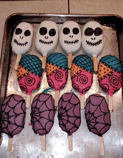 Nightmare Before Christmas Cakesicles, Halloween Catering, Christmas Cakesicles, Nightmare Before Christmas Babyshower, Nightmare Before Christmas Cake, Baking Design, Halloween Cake Pops, Baby Shower Sweets, Halloween Movie Night