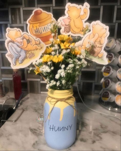 Pooh Centerpieces, Bos Baby, Baby Shower Themes Neutral, Baby Gender Reveal Party Decorations, Winnie The Pooh Baby Shower, Baby Shower Theme Decorations, Baby Shower Deco, Disney Baby Shower, Baby Shower Yellow