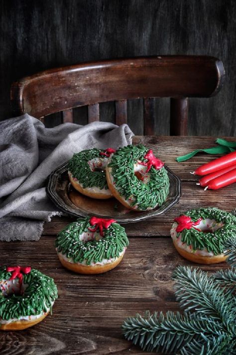 Christmas Donuts Decoration, Christmas Decorating Hacks, Donut Decorating Ideas, Christmas Donuts, Donut Decorations, Christmas Sweets, Hello Lovely, Christmas Breakfast, Mini Donuts