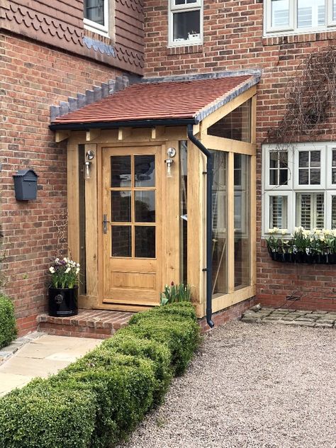 Enclosed Front Porch Ideas Exterior, Mud Room Addition Exterior Entrance, Entryway Extension, Corner Porch Ideas, Oak Garage, Oak Porch, Porch Extension, Sas Entree, Glass Porch