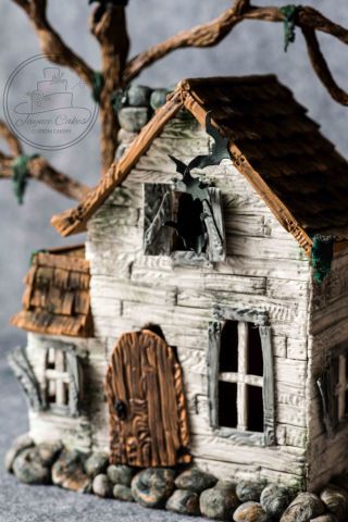 Clay Haunted House Diy, Gingerbread Haunted House Ideas, Haunted Gingerbread House Ideas, Clay Haunted Houses, Haunted Gingerbread House Diy, Ceramic Haunted House Ideas, Haunted House Ceramic, Haunted House Cake Ideas, Halloween Gingerbread House Ideas