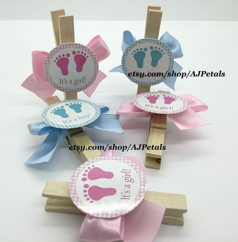 "DESCRIPTION 24 Its a boy/It's a girl Clothespins Shhh,Don't Say Baby,This simple game is a great icebreaker game to start up any baby shower.Each guest gets one clothespin and clips it on. The goal is to not say the word \"Baby\". If you hear someone say \"Baby\" you may take their pin. The player with the most pins at the end wins the game. Clothespins are suitable for hanging,craft,gift,baby showers,Birthday party's Perfect for card holders,favors and decorations. *Each order comes with 24 pi Gender Reveal Favors, Distintivos Baby Shower, Dont Say Baby Game, Baby Shower Pin, Outside Baby Showers, Fiesta Party Decorations, Baby Shower Crafts, Baby Shower Diaper Cake, Its A Boy