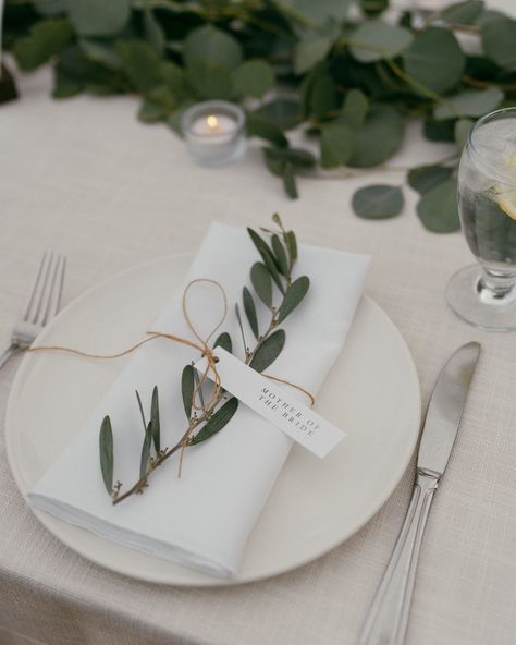 tri-fold napkin with eucalyptus leaves and name tags #modernelegantweddinginspo #southerncaliforniaweddingplanner Wedding Napkin Folding, Diy Place Settings, Understated Wedding, Wedding Table Place Settings, Olive Orchard, Homestead Decor, Best Wedding Speeches, Diy Wedding Table, Jar Centerpieces