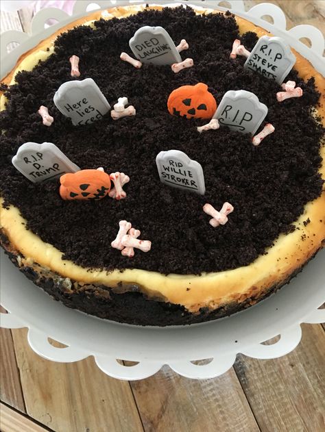 Halloween Cheesecake Ideas, Spooky Cheesecake, Halloween Cheesecake, Cheesecake Decoration, Birthday Cheesecake, Elderly Activities, Halloween Cake, Oreo Cheesecake, Halloween 2023