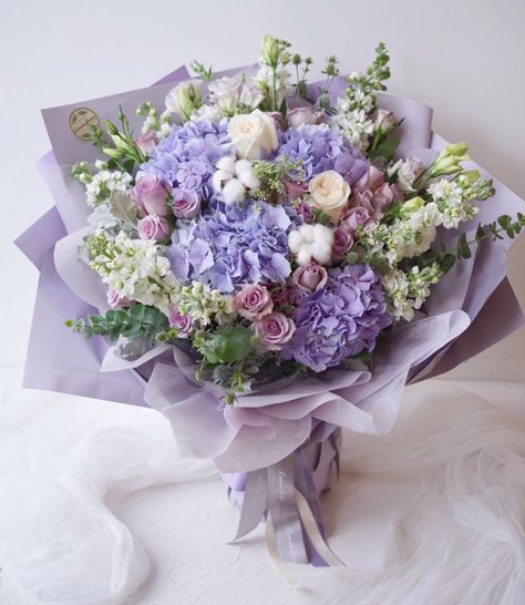 Luxury Flower Bouquets, Lily Bouquet, Types Of Roses, Beautiful Flowers Photos, Gift Bouquet, Flowers Bouquet Gift, Nothing But Flowers, Bouquet Design, Bouquet Of Flowers