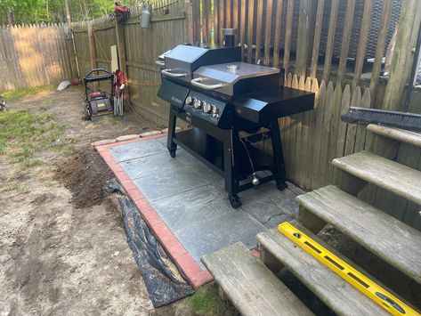 Looking for an inexpensive way to make a pad/landing for your grille? Look no further, following these simple steps you can spruce up your grilling area with just a few items Grill Pad Off Patio Diy, Grill Pad Off Patio, Grill Landing Pad, Grill Pad, Backyard Grilling Area, Diy Grill Station, Pavers Diy, Diy Grill, Cement Patio