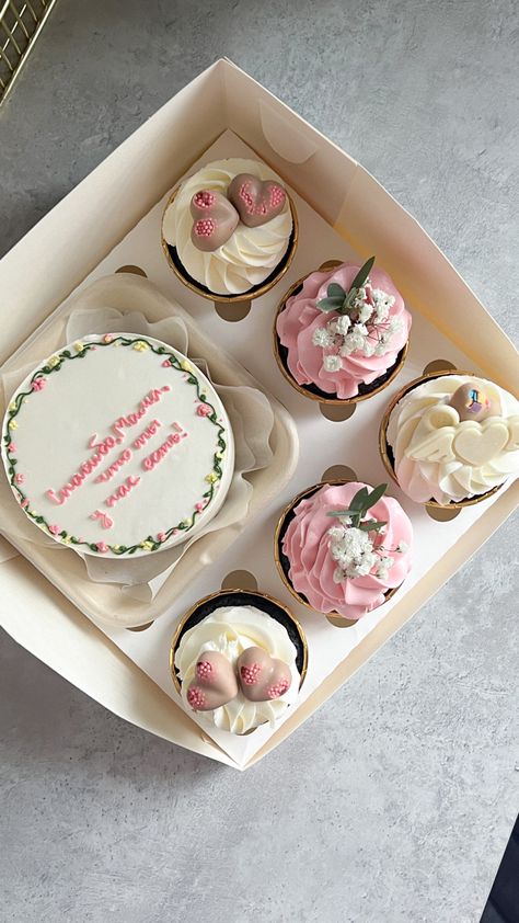 Cake With Matching Cupcakes, Bento Cakes, Mini Cakes Birthday, Simple Birthday, Creative Birthday Cakes, Creative Birthday, Simple Birthday Cake, Cake Box, Pink Clouds