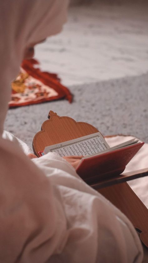 Reading Quran Aesthetic, Quran Photography, Quran Majeed, Qur'an Photography, Woman Reading, Girl Reading, Study Time, Quran, Vision Board