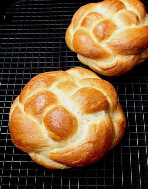 A Vegan Eggless Sourdough Challah with the perfect crust and crumb. Aquafaba stands in for the eggs. Eat it by itself, or use for French toast or pudding. Vegan Challah Bread Recipe, Sourdough Challah Recipe, Vegan Challah Bread, Sourdough Challah, Vegan Challah, Challah Bread Recipe, Jewish Bread, Challah Recipe, Vegan Bread Recipe