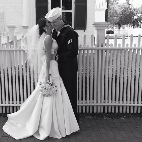 Wedding love US navy sailor dress happy couple poses Navy Sailor Wedding, Navy Military Weddings, Military Wedding Pictures, Military Wedding Army, Wedding Pictures Poses, Military Photoshoot, Navy Wedding Decorations, Navy Couple, Sailor Wedding