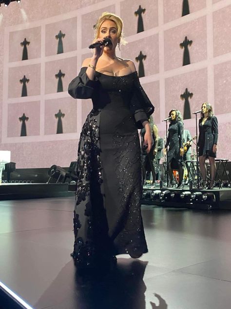 Adele Dress To Impress, Adele Outfits Style, Adele Dresses Style, Adele Black Dress, Adele Magazine, Adele Outfits, Adele Body, Viennese Ball, Adele Eyes