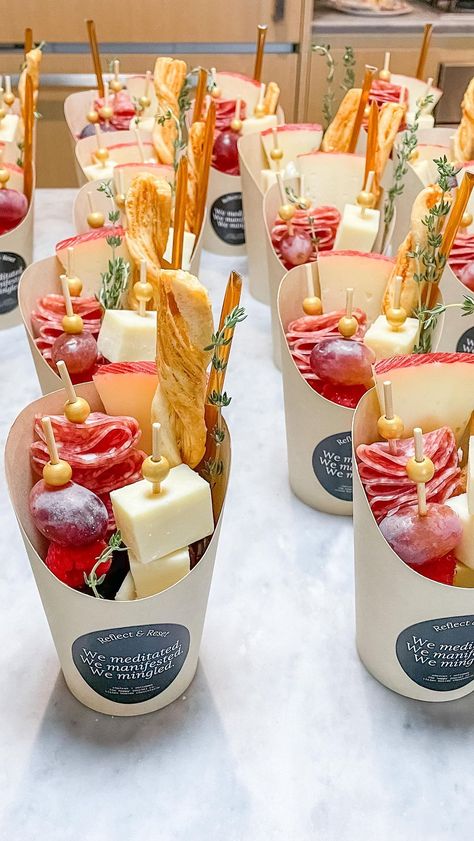 Carissa | Charcuterie Experiences | 5️⃣ must haves to make charcuterie cups at home #charcuterie #charcuteriecups #charcuterieboards #charcuterietogo #charcuteriegoals… | Instagram Wedding Starters Food Appetizers, Charcuterie Cups With Honey Sticks, Snack Box For Wedding, Pate Charcuterie Board, Birthday Charcuterie Cups, Flatbread Charcuterie Board, Food Party Ideas Birthdays, Charcuterie Cups Vegetarian, Carchuteria Cups