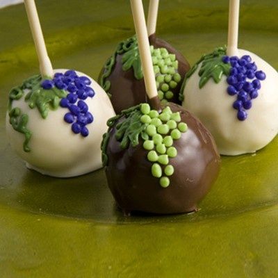 Wine Themed Cake Pops | Napa themed cake pops | Wine country wedding Grape Cake, Wine Wedding Favors, Design Chocolate, Brownie Pops, Savory Cakes, Pop Cake, Grape Design, Cupcakes Decorados, Edible Wedding Favors