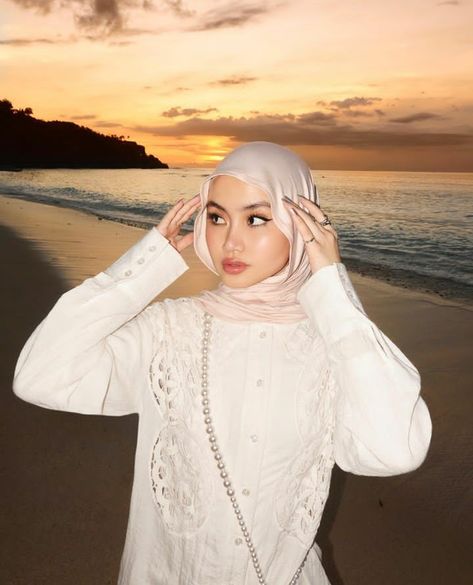 Lombok Outfit, Beach Hijab Outfit Ideas, Beach Outfit Hijab, Pantai Outfit, Beach Hijab, Hijab Beach, Outfit Pantai, Beach Holiday Outfits, Model Hijab