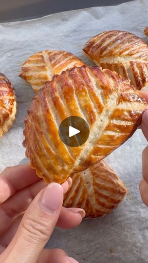 Puff Pastry Designs, Apple Pastries, Crescent Roll Recipes Dinner, Puff Pastry Recipes Dessert, Phyllo Recipes, Dessert Taco, Pastries Recipes Dessert, Apple Pastry, Cookie Deserts