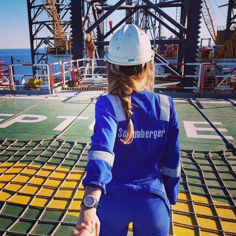 Petroleum Engineering Women, Schlumberger Oilfield, Women Engineer, Welding Helmet Designs, Engineer Girl, Field Engineer, Oil Rig Jobs, Oilfield Life, Chemical Engineer