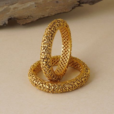 Gold Bangle set, Wedding Bangles, Pakistani Bangles, Indian Antique Bangles Pakistani Bangles, Solid Gold Bangle, Wedding Bangles, Jewelry Closet, Gold Bangles Indian, Jewel Design, Bridal Art, Gift Box Jewelry, Gold Bangle Set