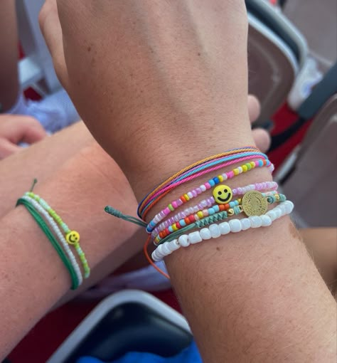 Summer Bracelets Aesthetic, Beaded Jewelry Summer, Preppy Bracelet Ideas, Bracelets Preppy, Clay Bracelet Ideas, Preppy Necklaces, Making Friendship Bracelets, Preppy Bracelets, Surf Jewelry